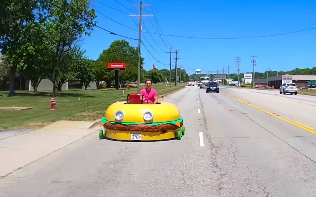 Un mec se fait arrêter par des flics dans une voiture maison de Bob l’éponge ❤️